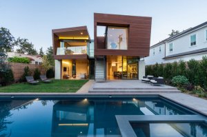 Двухэтажный дом с интересным фасадом в Калифорнии