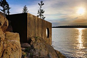 Потрясающий дизайн бани на скалистом берегу озера